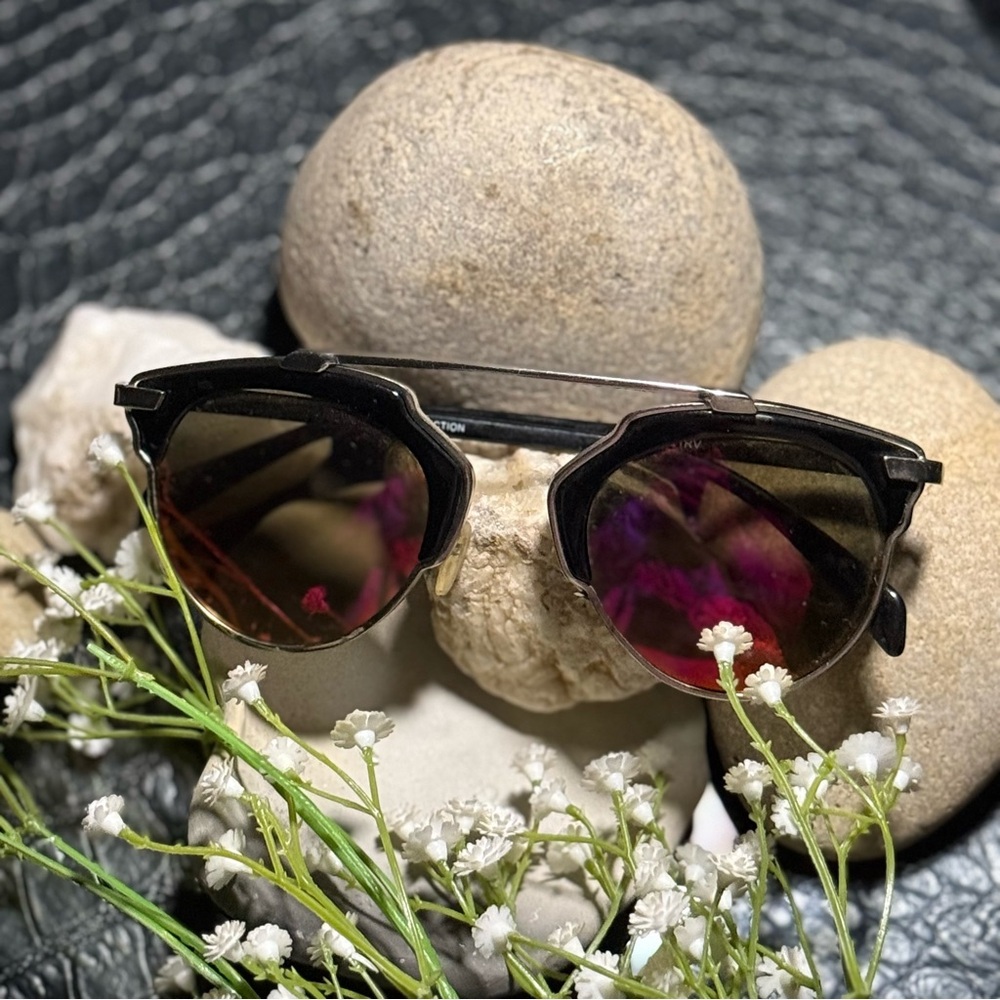 Stylish Black Sunglasses with Pink Lenses